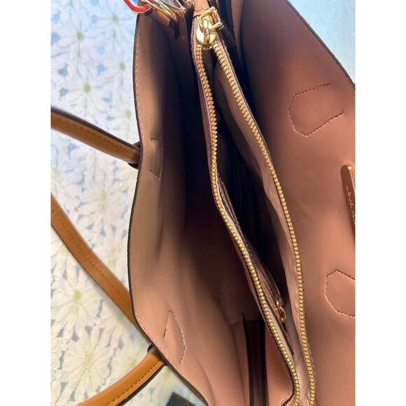 COPY - Michael Kors Shoulder Bag Beige Tan Gold Hardware - Picture 6 of 11